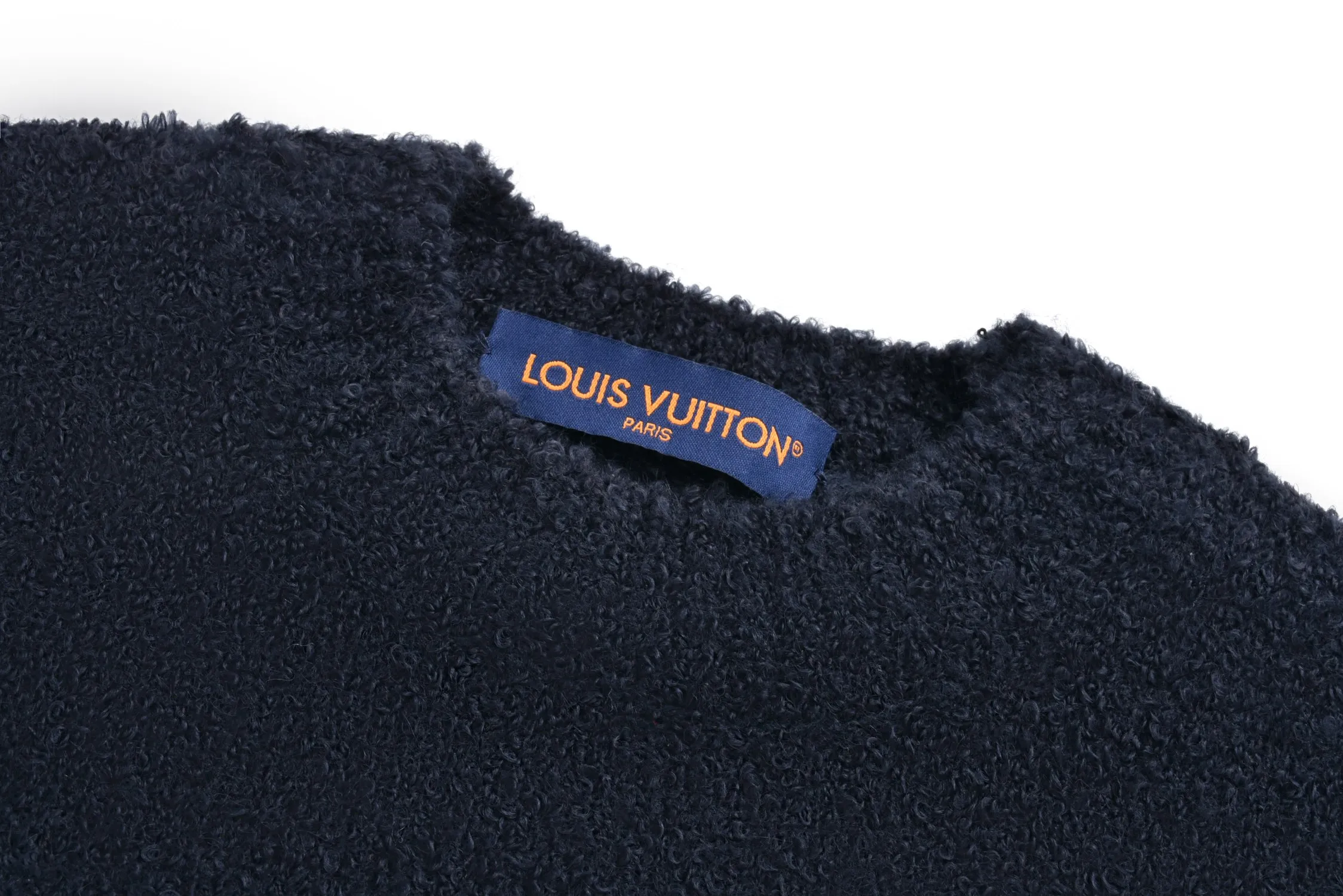 🅿️500 1v 22FW Mirror Logo Intarsia Sweater (Night Blue) Originally purchased for RMB 10,300, it is custom-woven and dyed 60% sheep wool night blue and black wool loop yarn. The loop yarn is black in night blue and has high ductility and good elasticity. It is different from the non-elastic version on the market. The special washing process is very crisp. It is soft and skin-friendly, with 3-needle knitting technology. The thickness of each stitch of the intarsia on the clothing logo is the same as the original. The logo on the back is a mirror intarsia. The upper body is skin-friendly and versatile. It is an autumn and winter item that can be worn in front of others. It is a powerful autumn and winter item. Size:S-M-L
